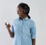 ⁦‎سماعات رأس بلوتوث لاسلكية عازلة للضوضاء من أمازون كوميرشال⁩ - الصورة ⁦6⁩