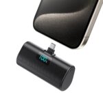 باور بانك صغير بسعة 5200 مللي أمبير مزوّد بموصل USB-C مدمج وشاشة LCD