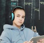 ⁦سماعات رأس أطفال لاسلكية وسلكية قابلة للطي بميكروفون LED وحماية السمع⁩ - الصورة ⁦6⁩