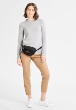 حقيبة خصر إيستباك سبرينغر خفيفة الوزن بتصميم عملي أنيق مع جيوب بسحاب وحزام قابل للتعديل - الصورة 11