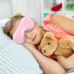 ⁦قناع نوم حريري معتم بحزام قابل للتعديل وحقيبة سفر⁩ - الصورة ⁦2⁩